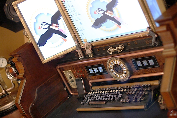 [http://steampunkworkshop.com/sites/default/files/images/Steampunk-organ-cockpit-desk%20(5).JPG]